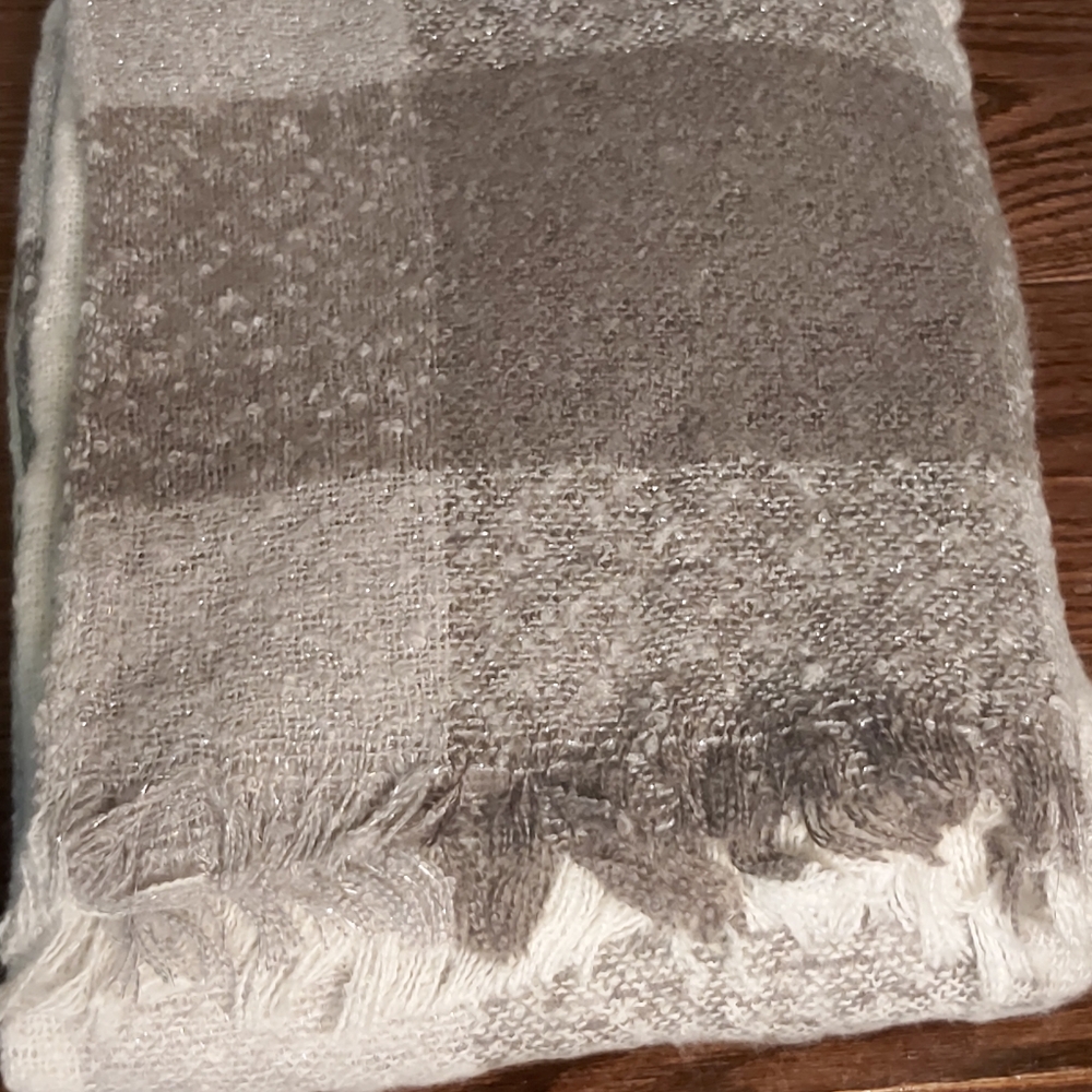 Oversized grey & white Scarf - Picture 6 of 13
